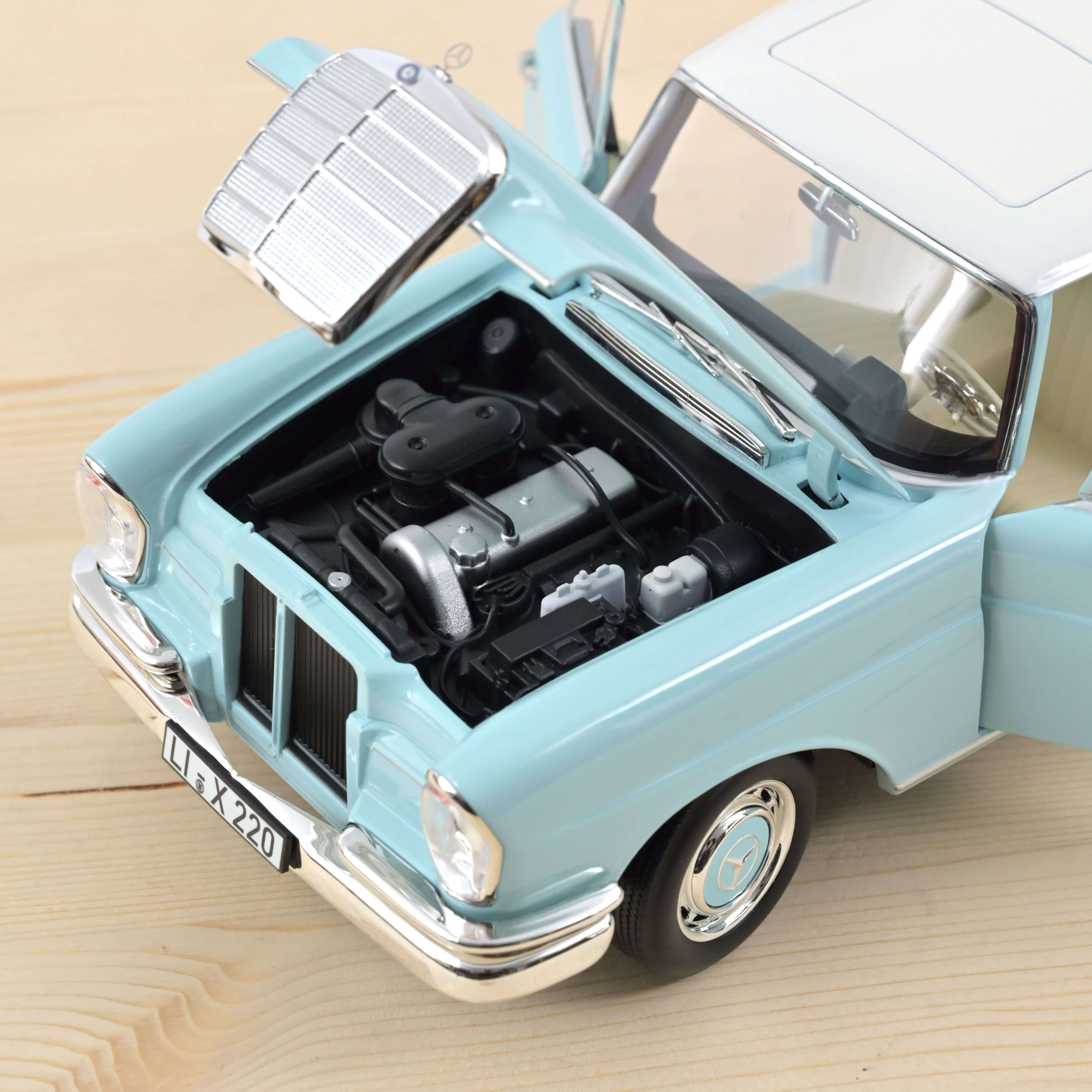 Mercedes 220S´65 Light Blue 1:18