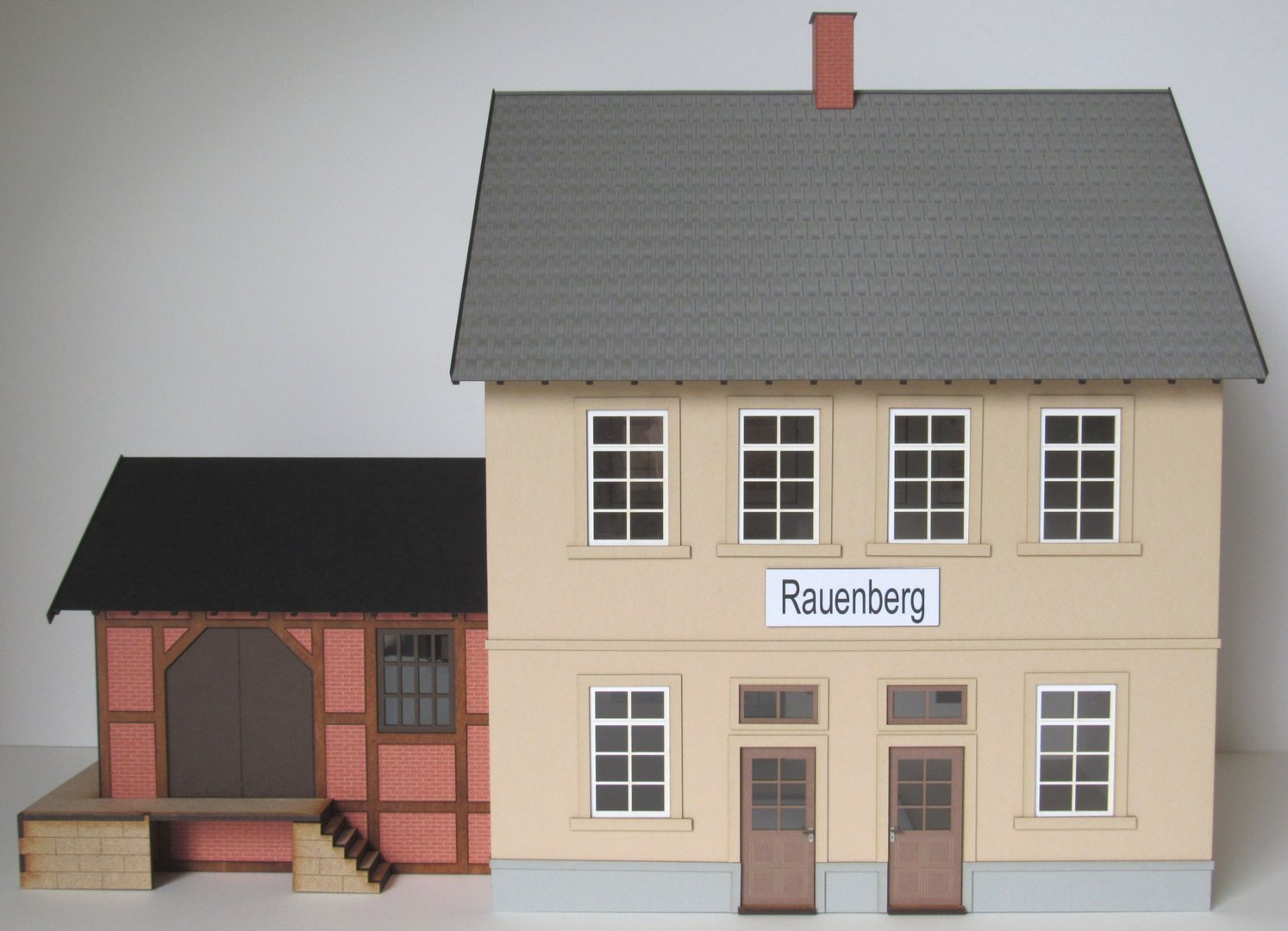 Halbreliefmodell Bahnhof Rauenberg mit angebautem Güterschuppen