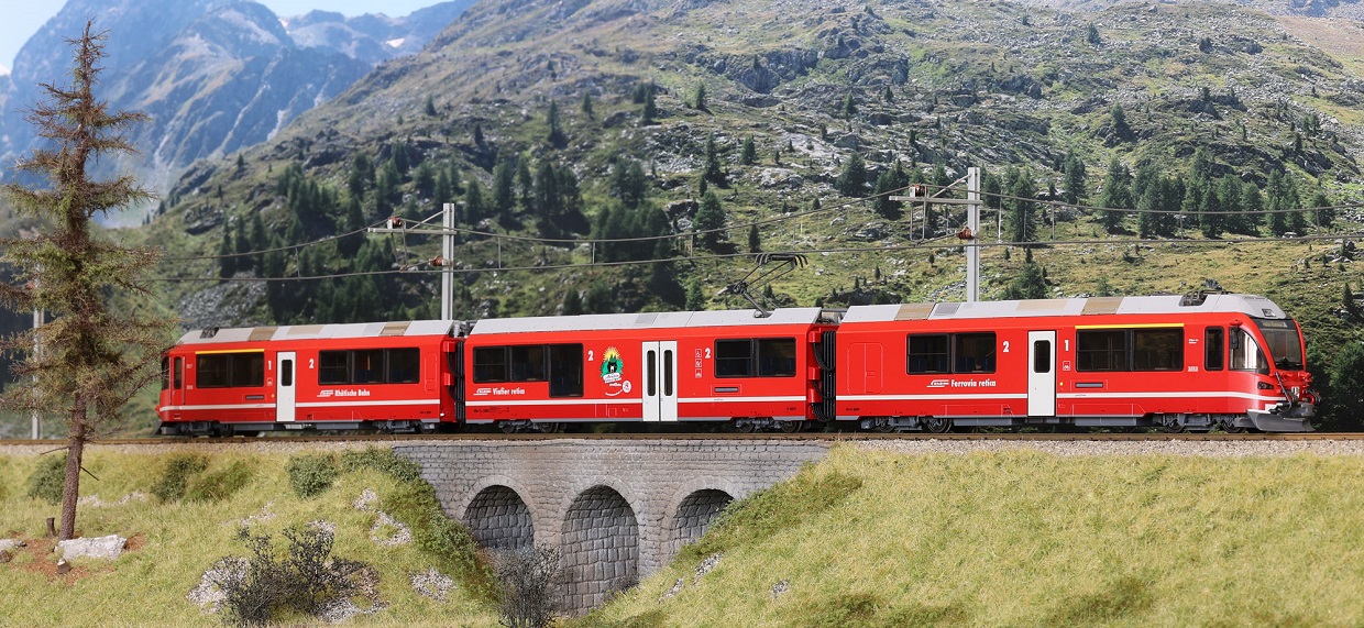 RhB ABe8/12 Allegra Bärenland Betr.-Nr.: 3513, 3-tlg Mehrsystem Triebwagen für Stammnetz (incl. Arosa)+Bernina-Bahn, Name "SIMEON BAVIER"