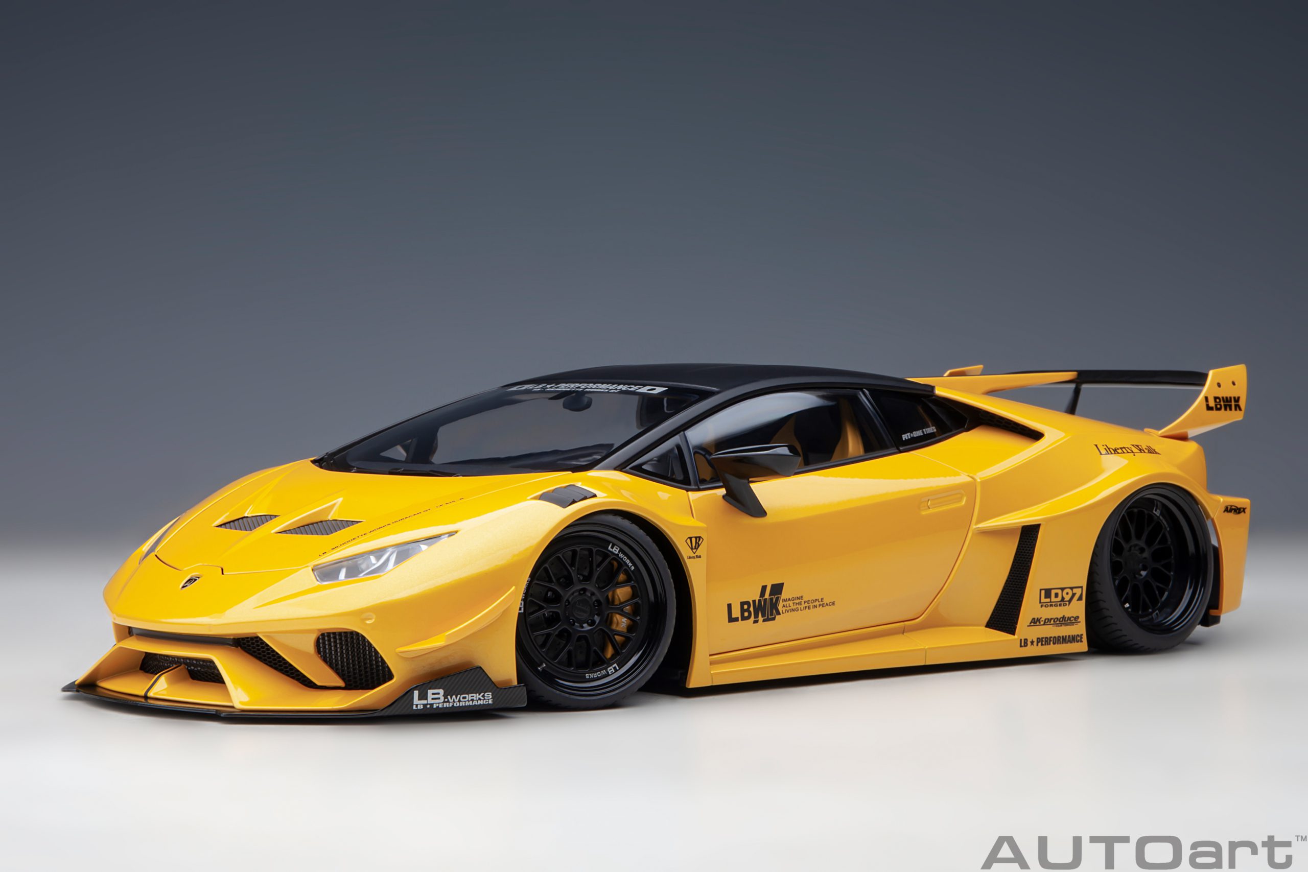 Liberty Walk Huracan gelb Baujahr 2019 1:18