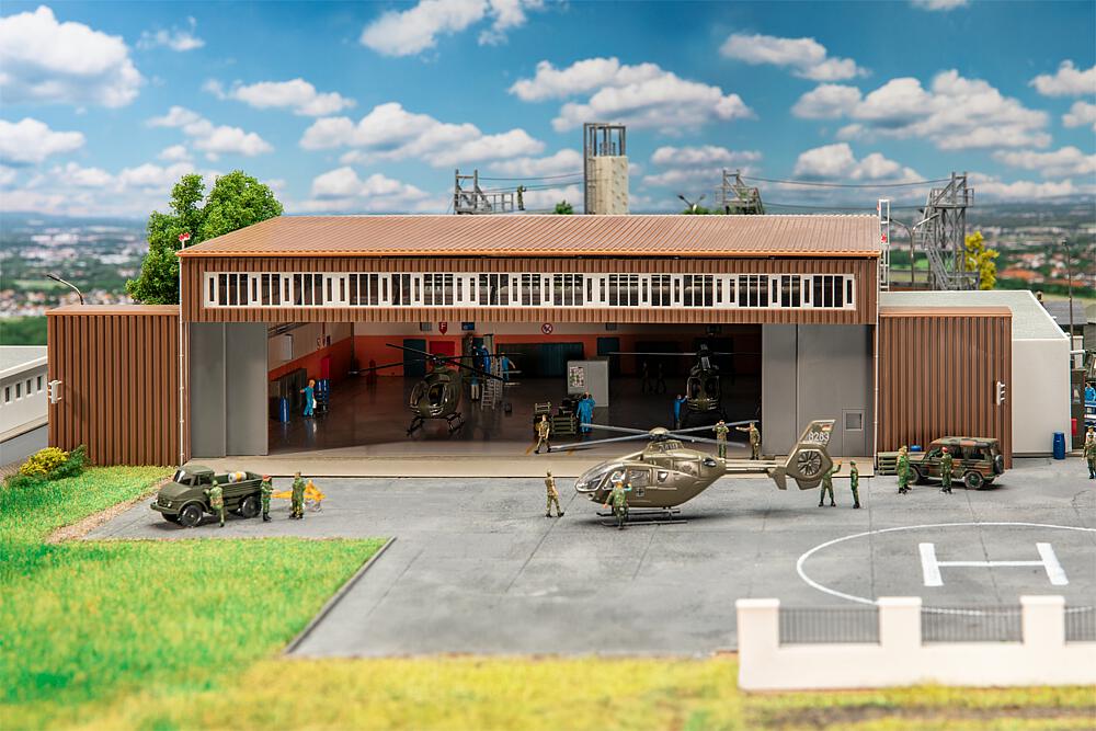 Hangar mit Hubschrauber 