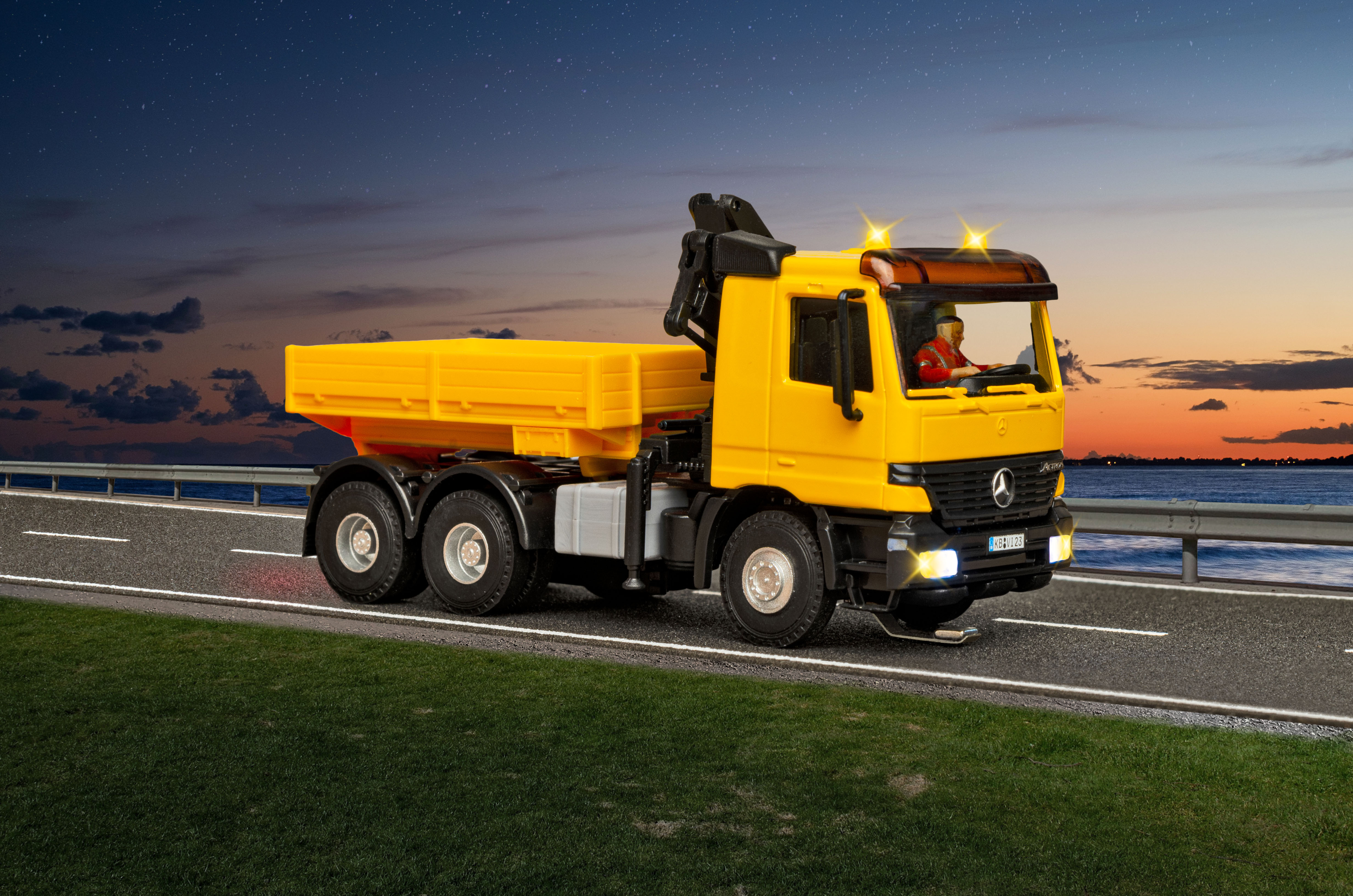 H0 MB ACTROS Zugmaschine gelb 3-achs Zugmaschine mit Ladekran und Rundumleuchten, Funktionsmodell