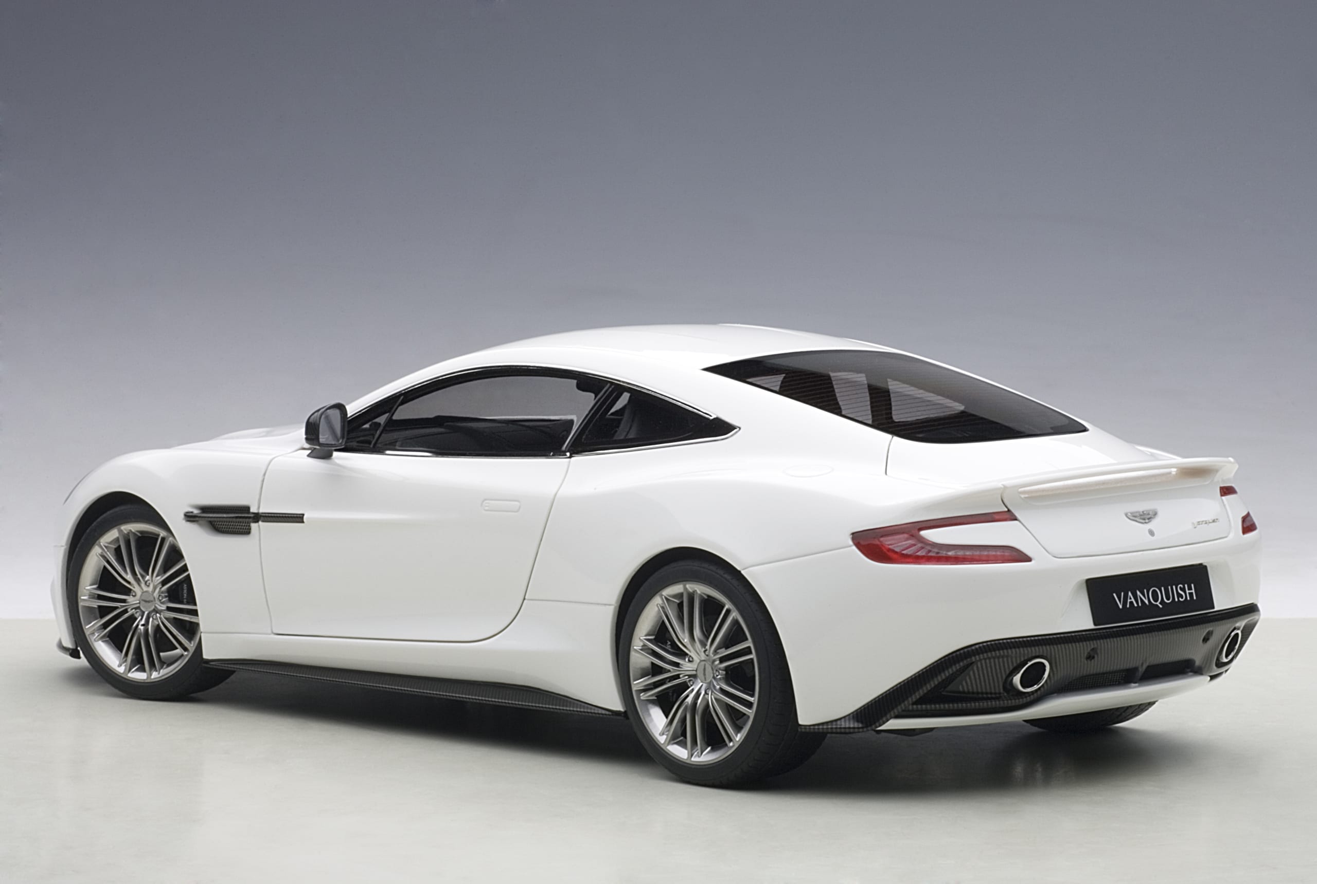 Aston Martin Vanquish´15 we18 weiß