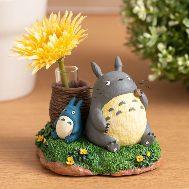 Vase Totoro ruht sich aus 